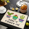 Tovaglietta in lino con stampa cactus e scritta 'DON'T TOUCH ME' su tavolo in legno - Cactus in Vaso Tricolore (Stile-10)