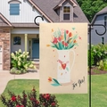 Détail d'un drapeau de jardin en lin avec tulipes colorées et texte For You sur support - Bouteille Blanche Tulipes Colorées (Pour Toi)