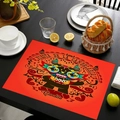 Tovaglietta rossa Giorno dei Morti con maschera colorata su tavolo in legno nero - Stile Maschera Etnica Rosso Arancio (款式-9) / 30*45cm