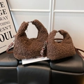 Bolso hobo de vellón marrón oscuro con forma de media luna y correas de cuero - Grande / Marrón