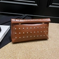 Pochette en cuir marron foncé avec rivets métalliques argentés et fermoir aimanté - Marron