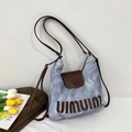 Borsa tote in denim blu retrò con patta in pelle marrone e tracolla regolabile - Denim Blu