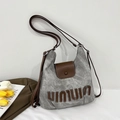Elegante borsa tote in tela grigia con cinturini in pelle marrone e dettagli vintage - Grigio