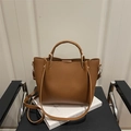 Borsa a secchiello in pelle color caramello con manico in metallo e tracolla regolabile - Marrone