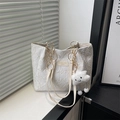 Borsa tote bianca con catena dorata e ciondolo di peluche in ambientazione minimalista - Con Ciondolo a Nuvola / Bianco