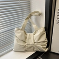 Bolso tote minimalista de nailon crema con detalle de lazo en un alféizar moderno - Blanco