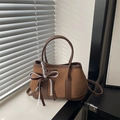 Borsa tote vintage in pelle scamosciata marrone con fiocco e tracolla sottile - Marrone