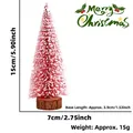 Dettaglio di un mini albero di Natale rosa da 15 cm con base in legno naturale - 15CM / Rosso