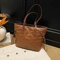 Borsa tote marrone in ecopelle con trama a fiocco goffrata e coulisse laterale - Marrone