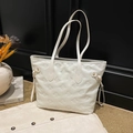 Borsa tote chic bianco crema con trama a fiocco 3D e dettagli con coulisse da ufficio - Bianco