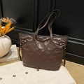 Borsa tote marrone cioccolato con motivi a fiocco a rilievo e dettagli dorati - Marrone