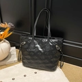 Borsa tote nera chic con motivo a fiocchi trapuntati e finitura lucida per il lavoro - Nero