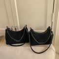 Elegante borsa a mezzaluna in camoscio nero con catena d'argento e scritte moda donna - Grande / Nero