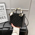 Sac à main chic noir pour femme avec texture tissée, détail foulard et boucles dorées - Noir