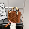 Sac à main marron avec broderie couronne et foulard en soie sur un siège en cuir noir - Marron