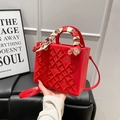 Borsa a mano rossa in pelle ricamata con manico in foulard di seta per stile invernale - Rosso