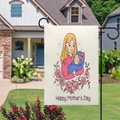 Mock-up van dubbelzijdige linnen Happy Mother's Day tuinvlag op gazon met bloemmotief - Baby Vasthouden Stijl (8)