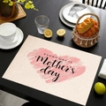 Dettaglio tovaglietta in lino con cuore rosa e testo festa della mamma su tavola - Every Day Is Mother's Day (Stile-1)