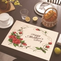 Λινό σουπλά με λουλουδάτο σχέδιο Happy Mother's Day σε ρουστίκ ξύλινο τραπέζι - Χαιρετισμός με Κόκκινο Τριαντάφυλλο (17)