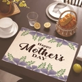 Λινό σουπλά με κείμενο Happy Mother's Day και μωβ λουλούδια σε ξύλινο τραπέζι - Χαιρετισμός με Μωβ Συστάδες Λουλουδιών (18)