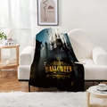 Λεπτομέρεια από φλις κουβέρτα Halloween με εορταστικά σχέδια σε μοντέρνο λευκό καναπέ - Στυλ Κάστρου Εορταστικών Ευχών Μαύρο και Χρυσό (款式-6) / 70*100cm (300g Φανέλα)