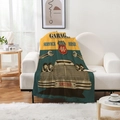 Detail van zachte flanellen Route 66 vintage autodeken gedrapeerd op een witte leren bank - Route 66 Garageservice / 70*100cm (300g Flanel)