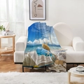 Détail de couverture en flanelle à motif plage sur un canapé blanc dans un salon lumineux - 70x100cm (300g) / Bord de Mer d'Été Style 5