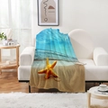 Détail d'une couverture en flanelle douce avec motif étoile de mer sur sofa blanc - 70*100cm (300g Flanelle) / Style Étoile de Mer Jaune Vif 7