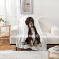 Détail macro d'une couverture en flanelle blanche avec un motif de chien terrier imprimé - Terrier Réaliste - Fond Blanc (Style-17)