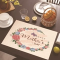 Λινό σουπλά με λουλουδάτο σχέδιο Happy Mother's Day και τριαντάφυλλα σε ξύλινο τραπέζι - Τριανταφυλλένιο Στεφάνι Πεταλούδα (Στυλ-10)