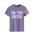 Gros plan du lettrage I'M THE SISTER blanc sur le t-shirt violet chiné en coton - Violet (Police Blanche)