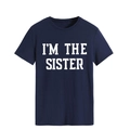 Gros plan sur l'imprimé blanc I'M THE SISTER sur un t-shirt en coton bleu marine - Bleu Marine (Police Blanche)
