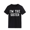 Vue détaillée de l'imprimé blanc I'M THE SISTER sur un t-shirt noir à manches courtes - Noir (Police Blanche)