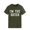 Gros plan de l'imprimé blanc « I'M THE SISTER » sur un t-shirt vert foncé à col rond - Vert Armée (Police Blanche)