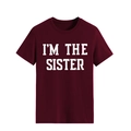 Gros plan du slogan blanc 'I'M THE SISTER' imprimé sur un T-shirt en coton bordeaux - Rouge Vin (Police Blanche)