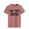 Détail de l'imprimé I'M THE SISTER sur un t-shirt rose poudré en coton à col rond classique - Or Rose (Police Noire)