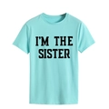 Gros plan sur l'imprimé I'M THE SISTER noir sur un t-shirt à manches courtes vert menthe - Bleu Eau Profonde (Police Noire)