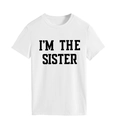 Détail de l'imprimé I'M THE SISTER noir sur un t-shirt blanc en coton de qualité - Blanc (Police Noire)