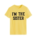 T-shirt jaune en coton à plat avec inscription I'M THE SISTER noire en caractères gras - Jaune (Police Noire)