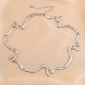 Ras de cou en métal liquide argenté avec design ondulé irrégulier et fini poli - Style Argent Vague Torsadée (06375)