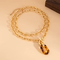 Dettaglio della collana a catena dorata con pendente leopardato e chiusura a T - Oro (05635)