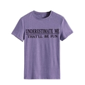 Detail des Underestimate Me Spruchs auf lila meliertem Rundhals-T-Shirt-Stoff - S / Lila (Schwarzer Text)