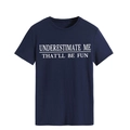 Detailansicht des dunkelblauen Baumwoll-T-Shirts mit Underestimate Me Slogan-Aufdruck - S / Marineblau