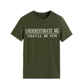 Detail des weißen Slogans Underestimate Me auf einem olivgrünen Baumwoll-T-Shirt-Stoff - S / Armeegrün