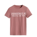 Detail eines rosa Baumwoll-T-Shirts mit weißem UNDERESTIMATE ME THAT'LL BE FUN Textaufdruck - S / Roségold (Weiße Schrift)