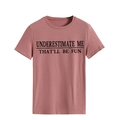 Detail des Underestimate Me Aufdrucks auf rosa Baumwoll T-Shirt mit Stoffstruktur - S / Roségold (Schwarze Schrift)