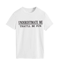 Detail eines weißen Baumwoll-T-Shirts mit UNDERESTIMATE ME THAT'LL BE FUN Buchstabendruck - S / Weiß