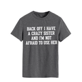 Donkergrijs T-shirt met ronde hals en een witte grappige sloganprint over de zus - S / Donkergrijs (Wit Lettertype)