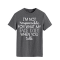 Detail van een donkergrijs T-shirt met ronde hals en witte tekstprint op wit - S / Donkergrijs (Wit Lettertype)
