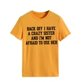 Geel T-shirt met ronde hals en zwarte tekst BACK OFF I HAVE A CRAZY SISTER - S / Mosterdgeel (Zwarte Tekst)